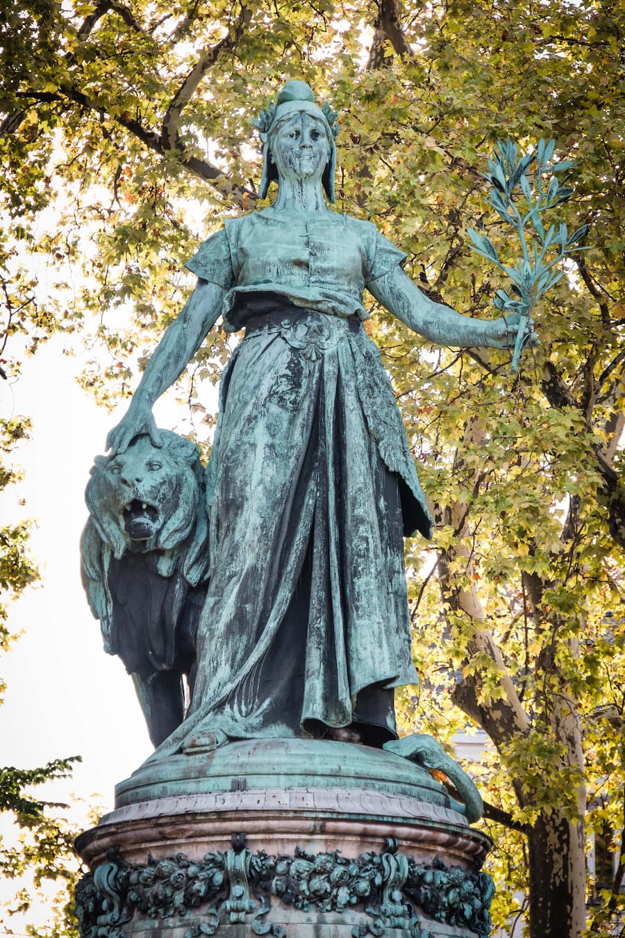 Architecture et statue place Carnot Lyon